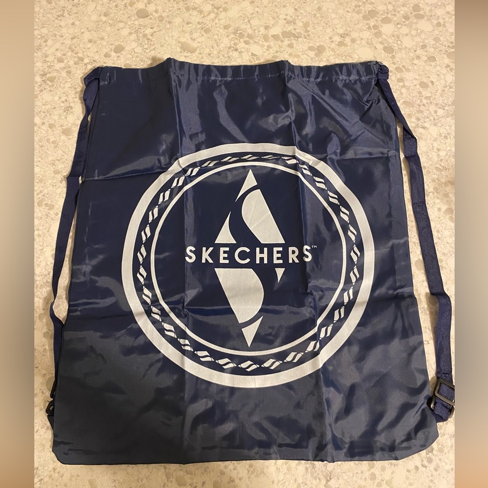 NWT Skechers navy blue lightweight bag with adjustable straps. Brand new in bag